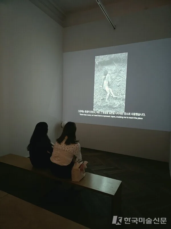 ▲ 두곳에 설치된 영상설치로 관계를 이어갈수 있도록 돕는 자리. ⓒ엄미영 미술전문기자