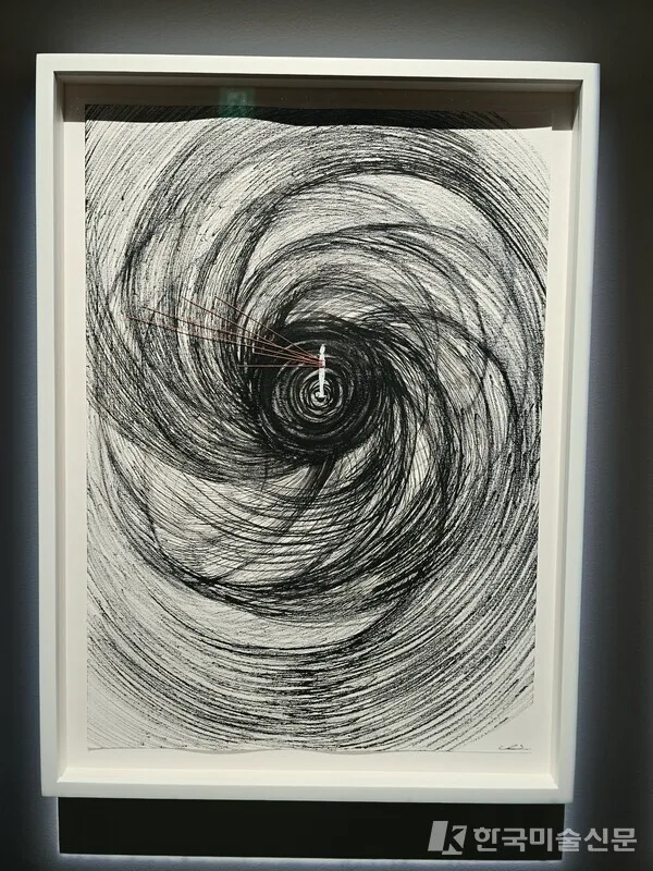 ▲ 실과 잉크로 그려진 회화 연작 《Connected to the Universe》. ⓒ엄미영 미술전문기자