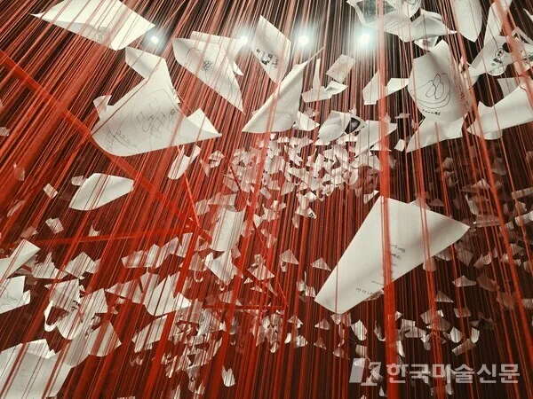 ▲ 실 끝에 매달린 드로잉 . ⓒ엄미영 미술전문기자
